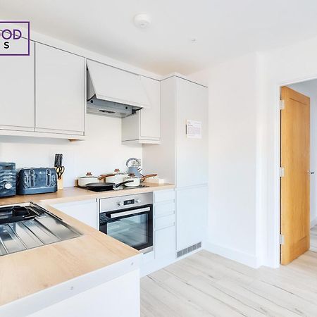 Modern Serviced Apartments For Contractors & Families With Free Parking, Wifi & Netflix By Redwood Stays Бейсінгсток Екстер'єр фото