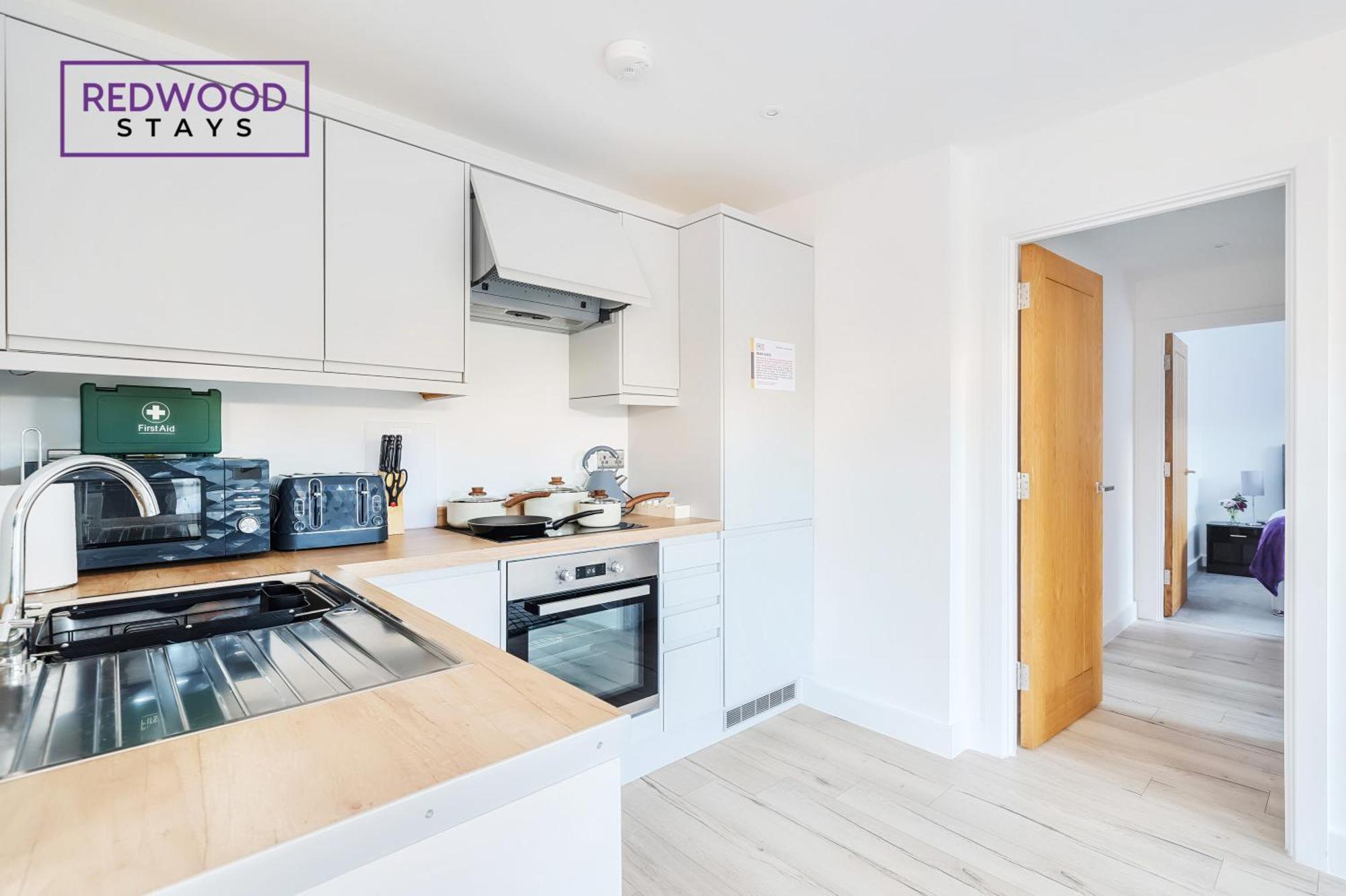 Modern Serviced Apartments For Contractors & Families With Free Parking, Wifi & Netflix By Redwood Stays Бейсінгсток Екстер'єр фото