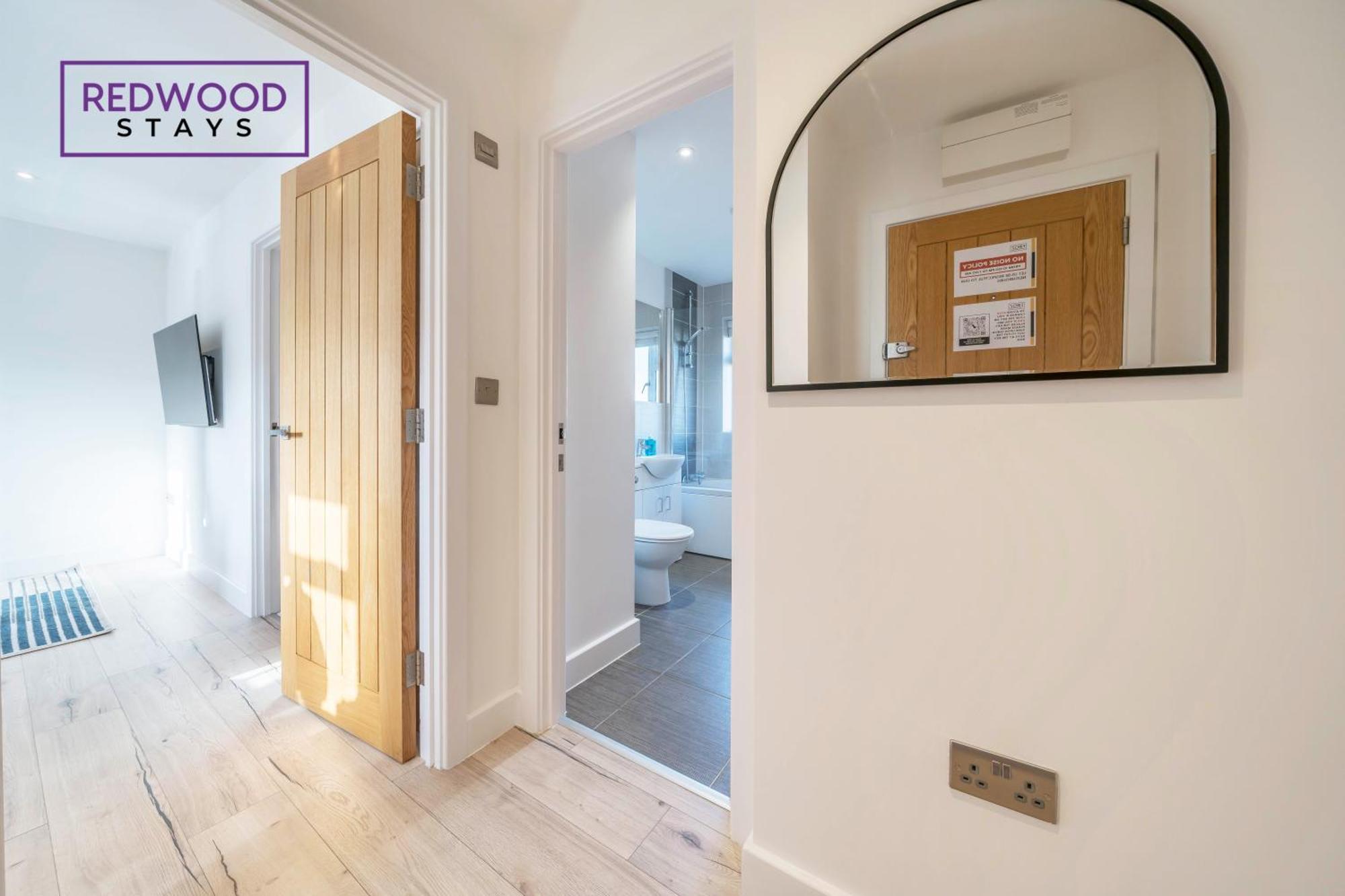 Modern Serviced Apartments For Contractors & Families With Free Parking, Wifi & Netflix By Redwood Stays Бейсінгсток Екстер'єр фото