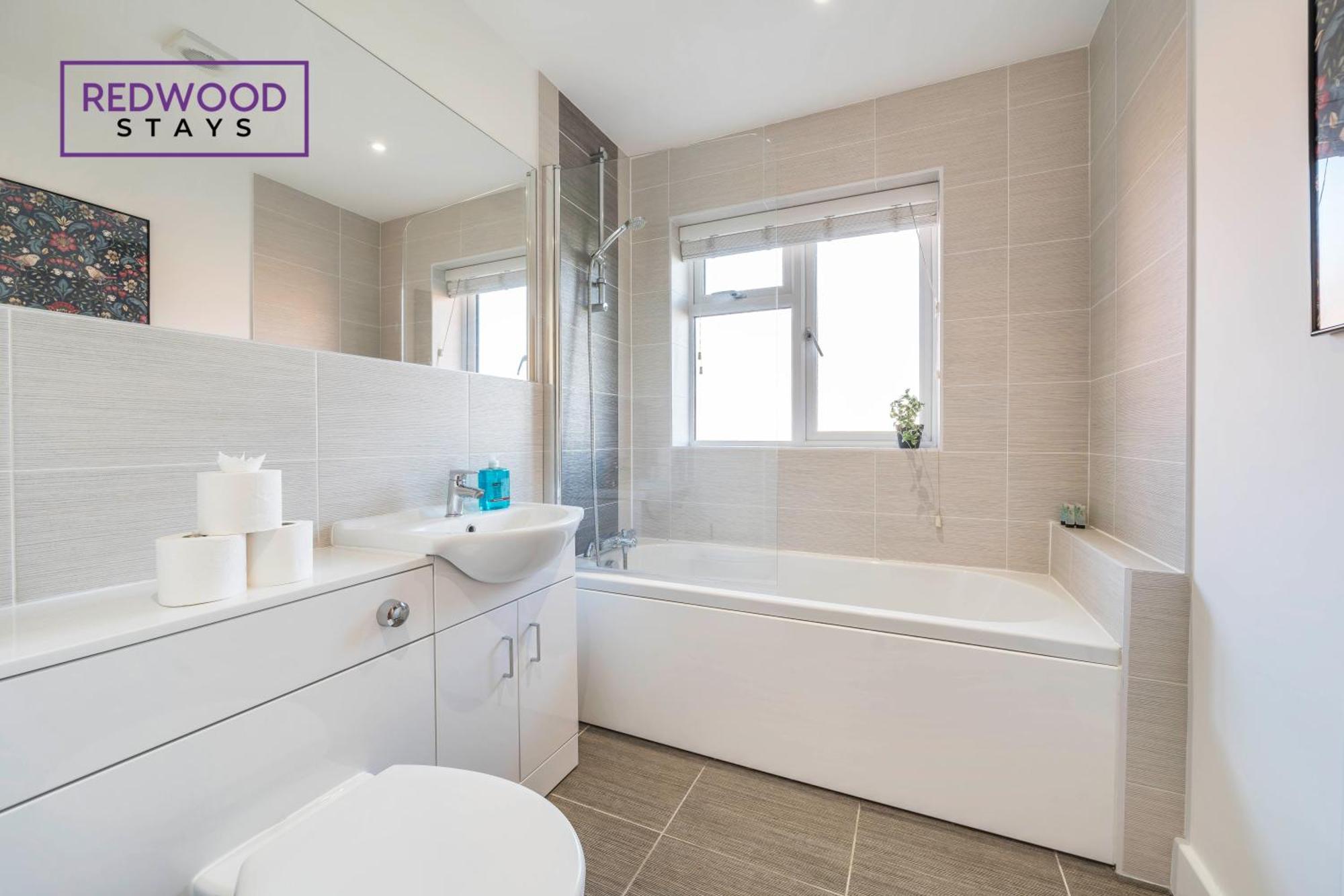 Modern Serviced Apartments For Contractors & Families With Free Parking, Wifi & Netflix By Redwood Stays Бейсінгсток Екстер'єр фото