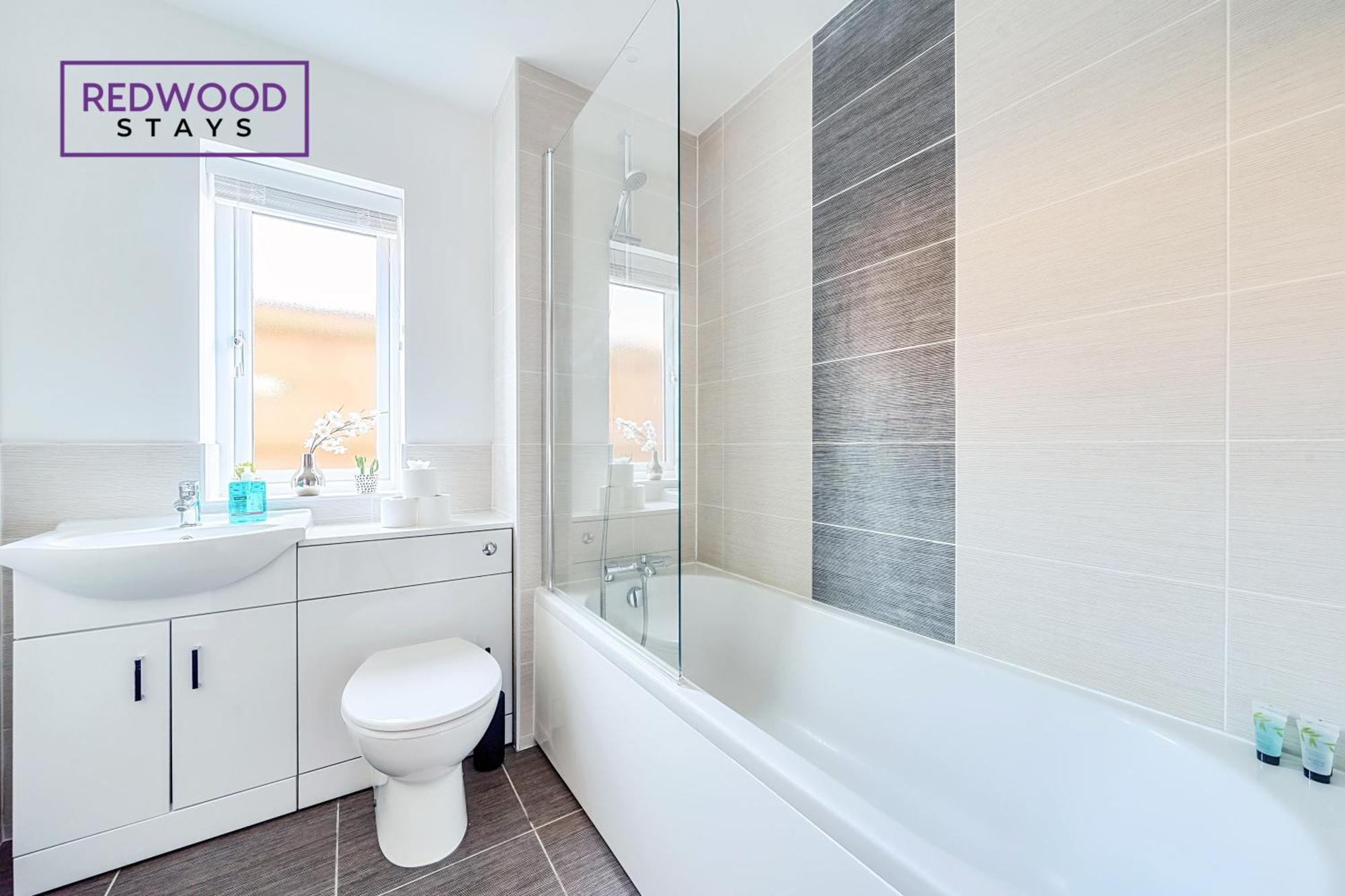 Modern Serviced Apartments For Contractors & Families With Free Parking, Wifi & Netflix By Redwood Stays Бейсінгсток Екстер'єр фото